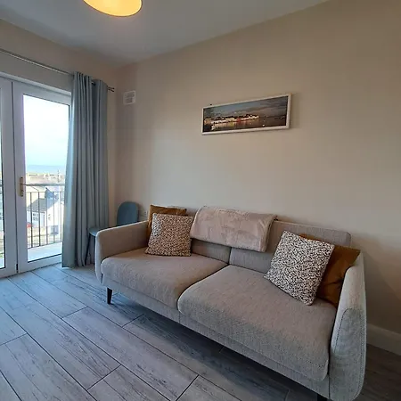 Modern 4-bedroom Townhouse In The Heart Of Village Apartmán