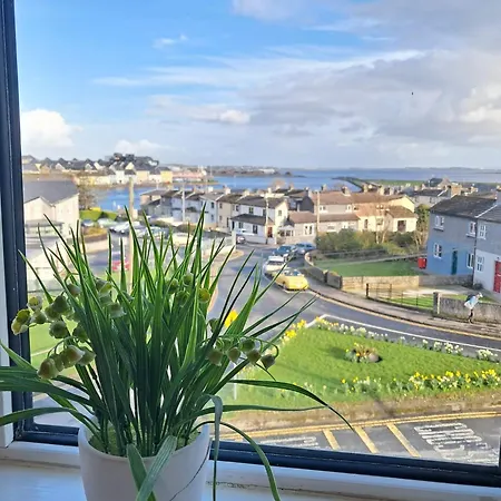 Apartment Modern 4-bedroom Townhouse In The Heart Of Village *