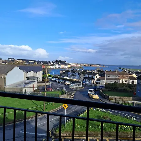 Modern 4-bedroom Townhouse In The Heart Of Village Apartmán Barna (Galway)