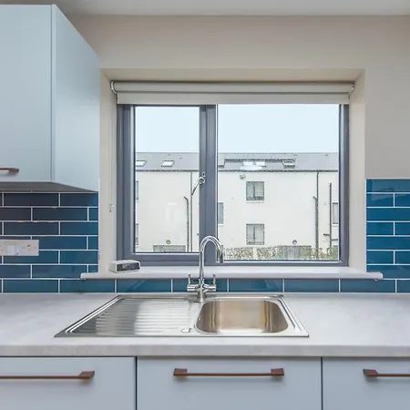 Lägenhet Modern 4-bedroom Townhouse In The Heart Of Village *