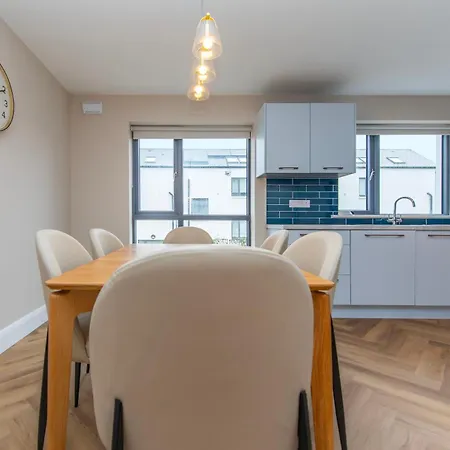 Modern 4-bedroom Townhouse In The Heart Of Village