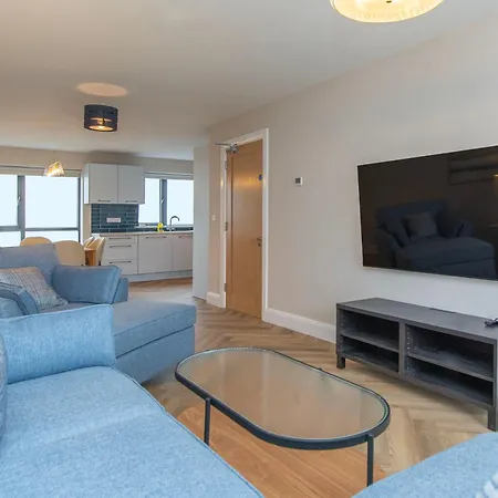 Modern 4-bedroom Townhouse In The Heart Of Village Lägenhet *