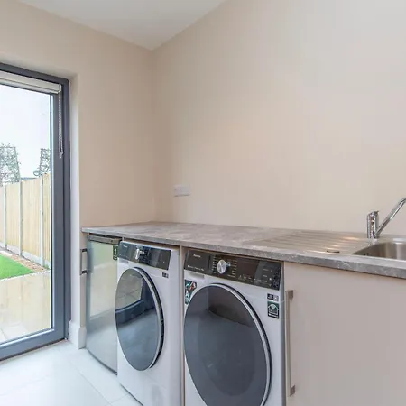Lägenhet Modern 4-bedroom Townhouse In The Heart Of Village