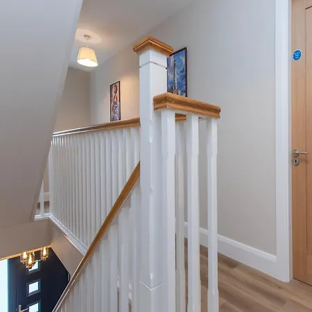 Lägenhet Modern 4-bedroom Townhouse In The Heart Of Village *