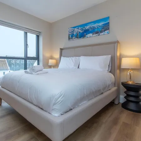 Modern 4-bedroom Townhouse In The Heart Of Village Lägenhet *