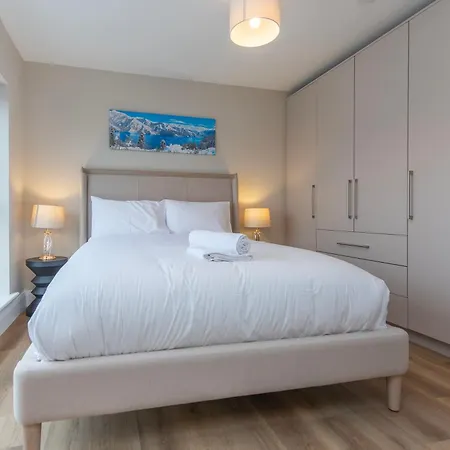 Lägenhet Modern 4-bedroom Townhouse In The Heart Of Village