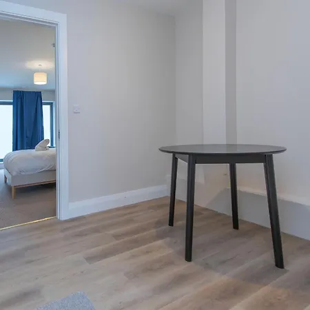 Modern 4-bedroom Townhouse In The Heart Of Village Lägenhet