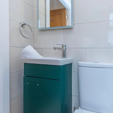 Modern 4-bedroom Townhouse In The Heart Of Village *