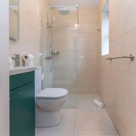 Lägenhet Modern 4-bedroom Townhouse In The Heart Of Village *