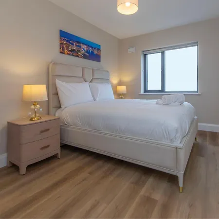 Modern 4-bedroom Townhouse In The Heart Of Village Lägenhet Barna (Galway)