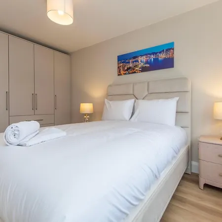 Modern 4-bedroom Townhouse In The Heart Of Village *