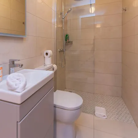 Modern 4-bedroom Townhouse In The Heart Of Village