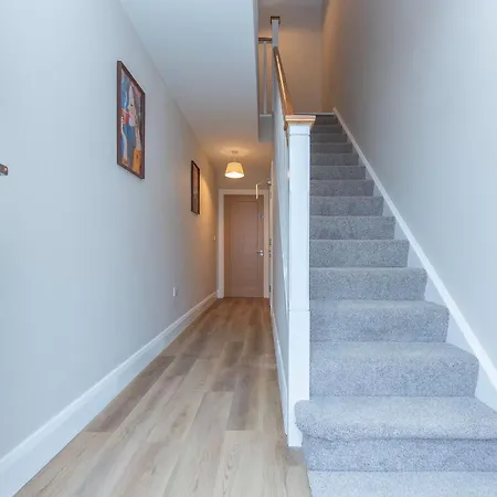 Modern 4-bedroom Townhouse In The Heart Of Village Lägenhet